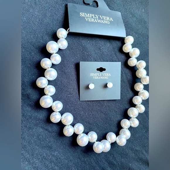 Simply Vera Wang Beautiful Necklace and Earring Set, Post backs. - Picture 6 of 6